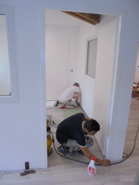 Source: Arélia Personnes posant du parquet