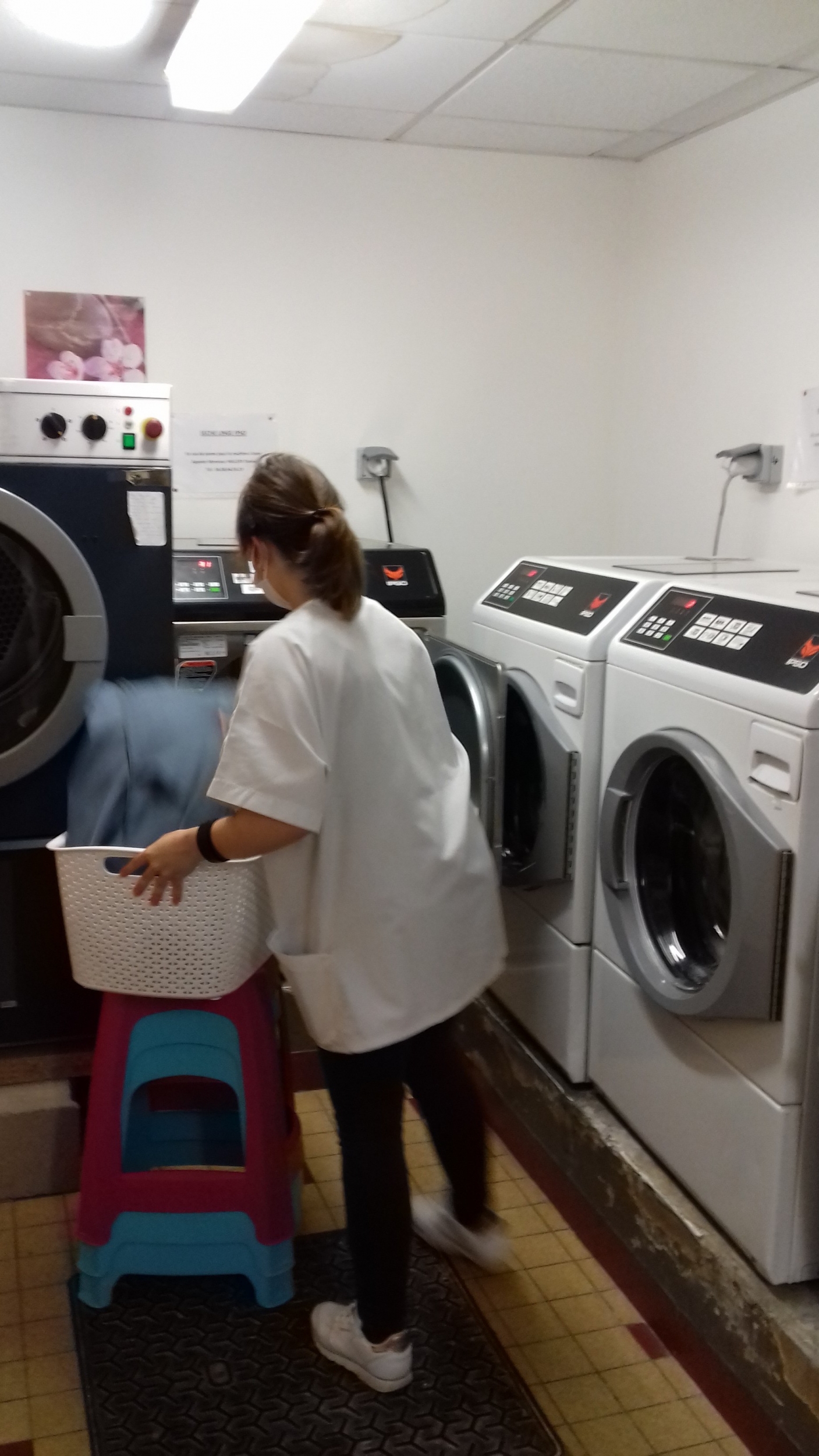 Femme qui lave des vêtements à la machine
