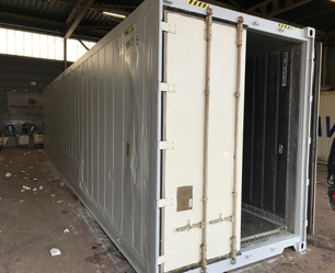 container blanc avec porte ouverte