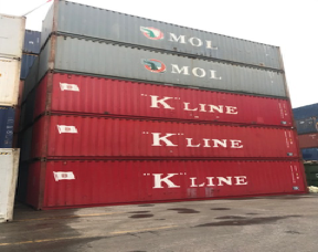 containers gris et rouge empilés