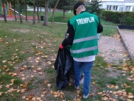 personne qui ramasse des déchets dans un espace vert