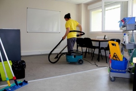 Femme qui passe l'aspirateur dans une salle