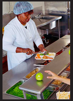 femme servant dans une cantine