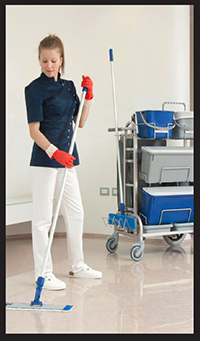 technicienne de surface nettoyant le sol