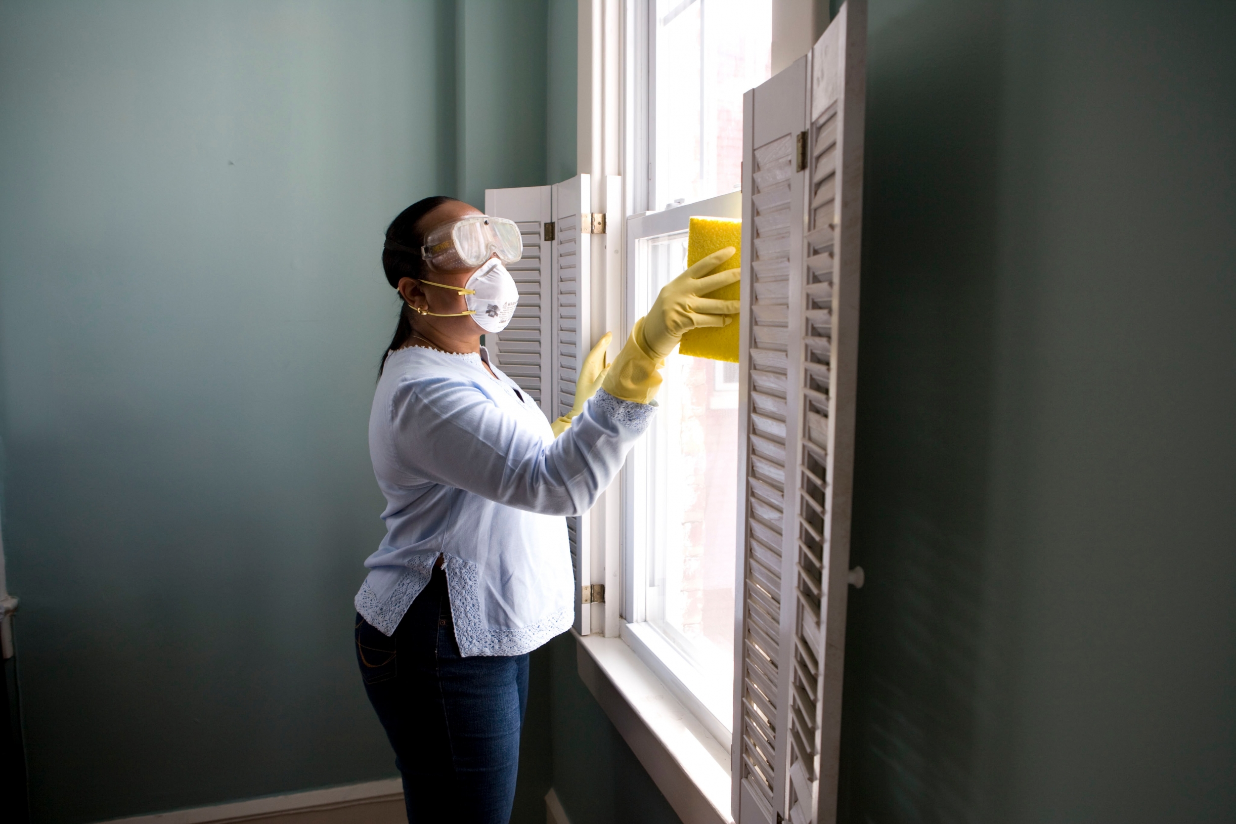 femme nettoyant les vitres