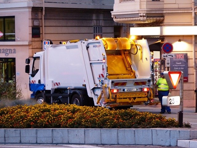 camion ramassant des déchets