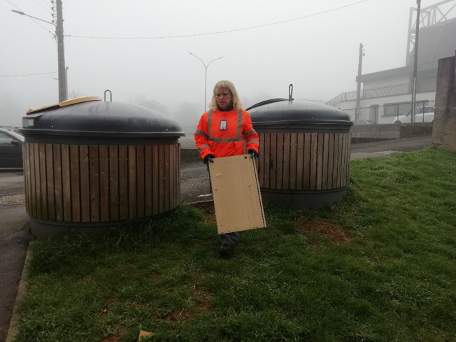 Femme collectant des déchets recyclables