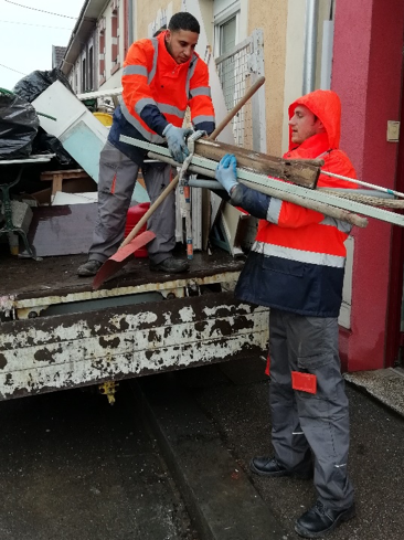 Hommes collectant des déchets recyclables