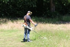 Personne passant le rotofil