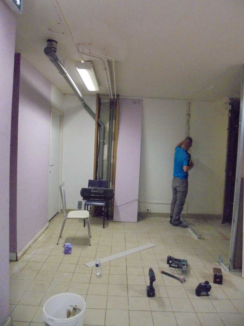 Source: Arélia Personne réalisant des travaux dans une pièce